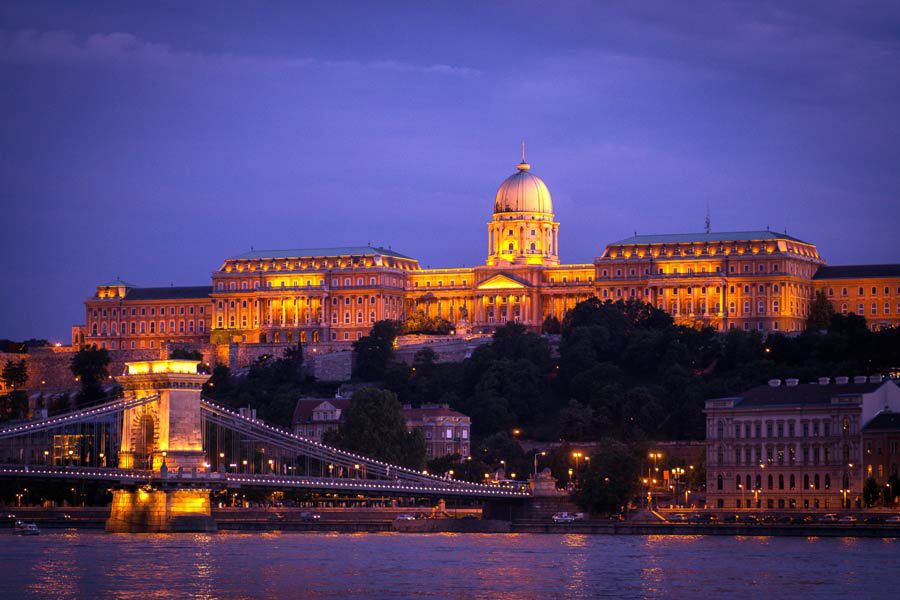 Palacio Real de Budapest, con el puente de las Cadenas en primer plano. 