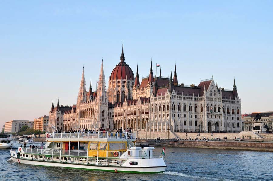 Crucero por el Danubio frente al Parlamento de Budapest.
