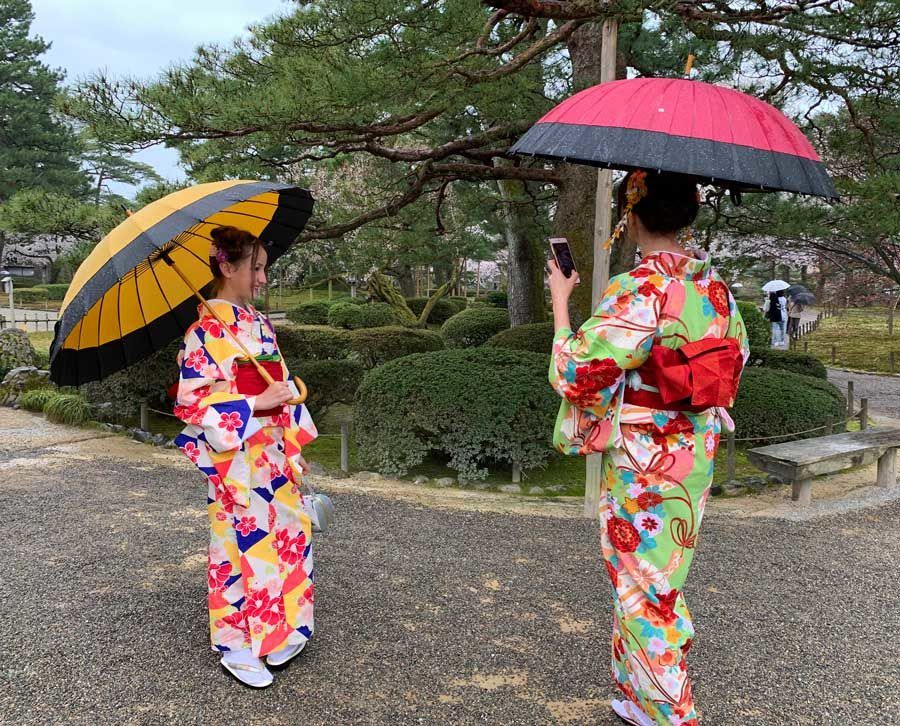 Mujer y niña con traje tradicional japonés