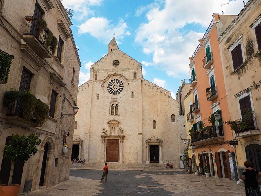 Acceso a la Catedral de San Sabino, en Bari.