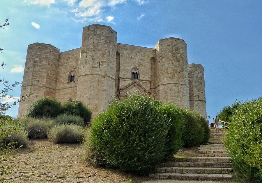 castel del monte en Apulia