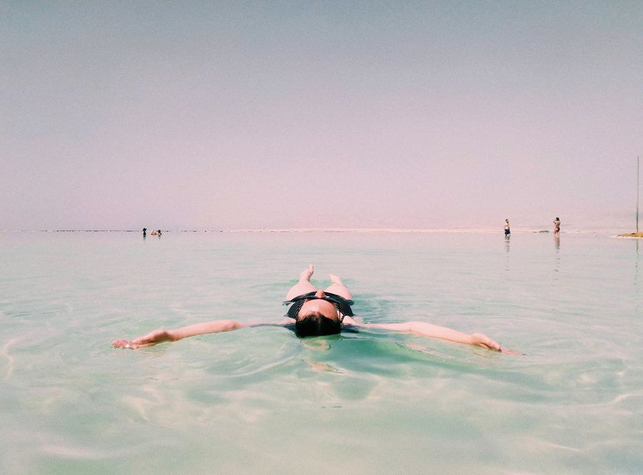 Relájate flotando en el mar Muerto.