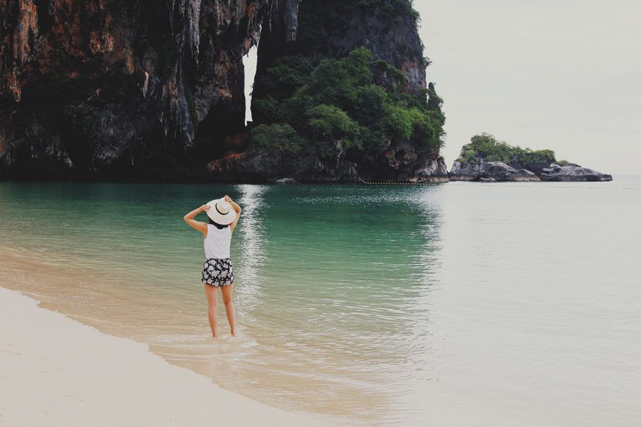 Protegerse del sol es imprescindible en las playas tailandesas.