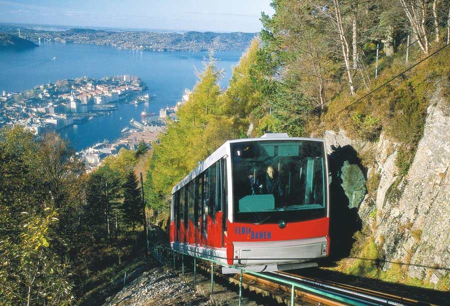 Este funicular sube al monte Fløien, desde donde se obtienen bonitas vistas de Bergen. 