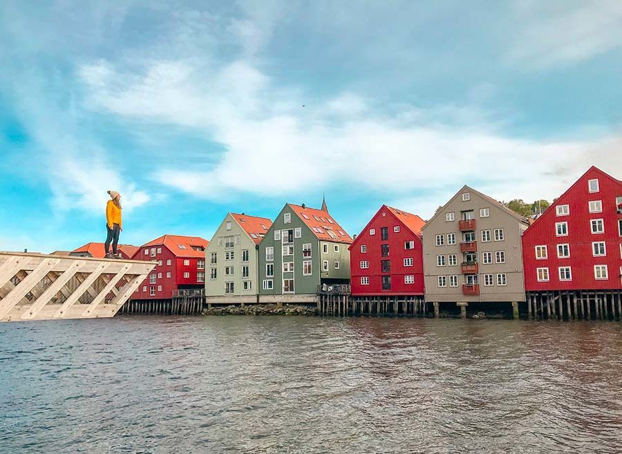 Casas de colores junto al río Nidelva, a su paso por Trondheim.