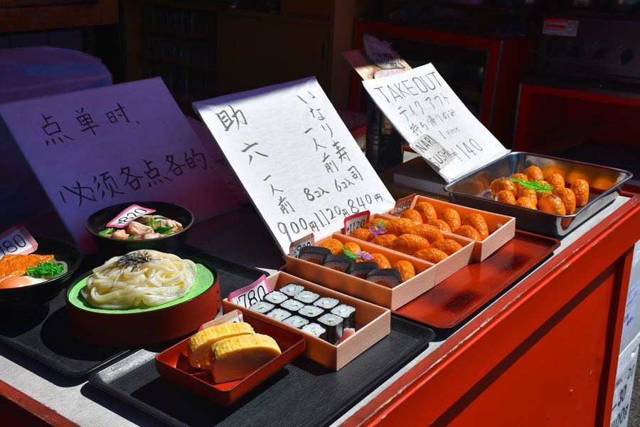 Puestos de comida en el acceso a Fushimi Inari.