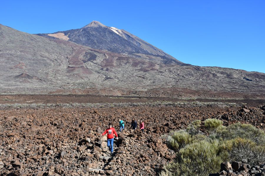 niños paseando por el paisaje rocoso de las Cañadas del Teide. 