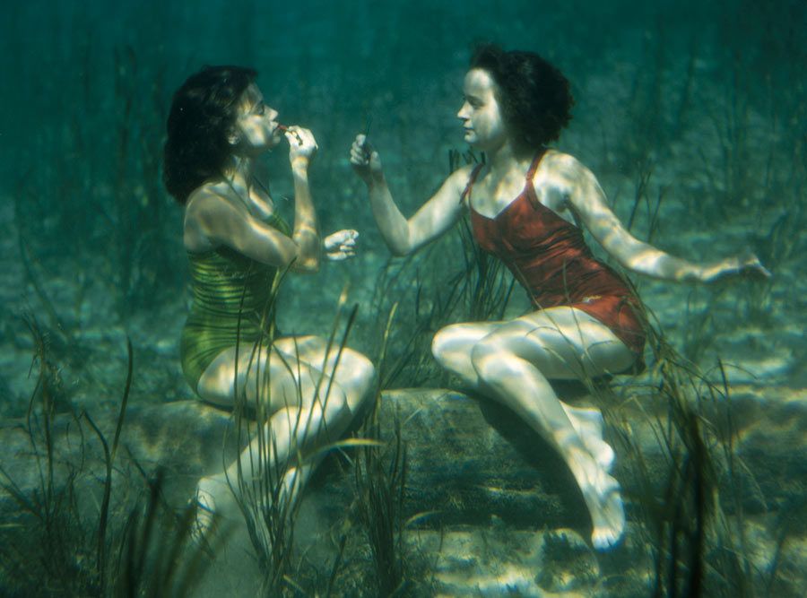 Dos artistas se pintan los labios bajo el agua en Wakulla Springs WOMEN un siglo de cambio