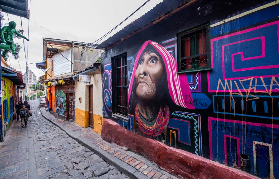 El barrio fundacional de La Candelaria acoge el grafiti más famoso de la ciudad. 