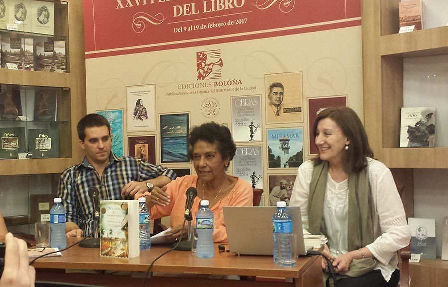 La escritora cubana Marta Rojas con Mario Cremata y Elisa Vázquez (a la dcha.) en librería Boloña de la Calle Amargura.