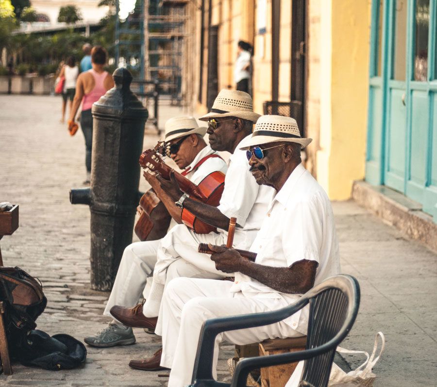músicos callejeros en Cuba