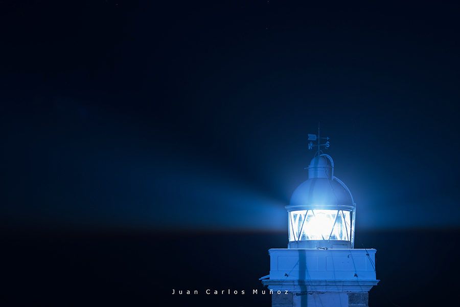 Faro de Punta Silla iluminado por la noche