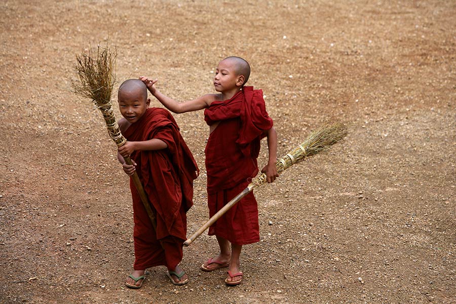 Niños budistas con sus características túnicas.