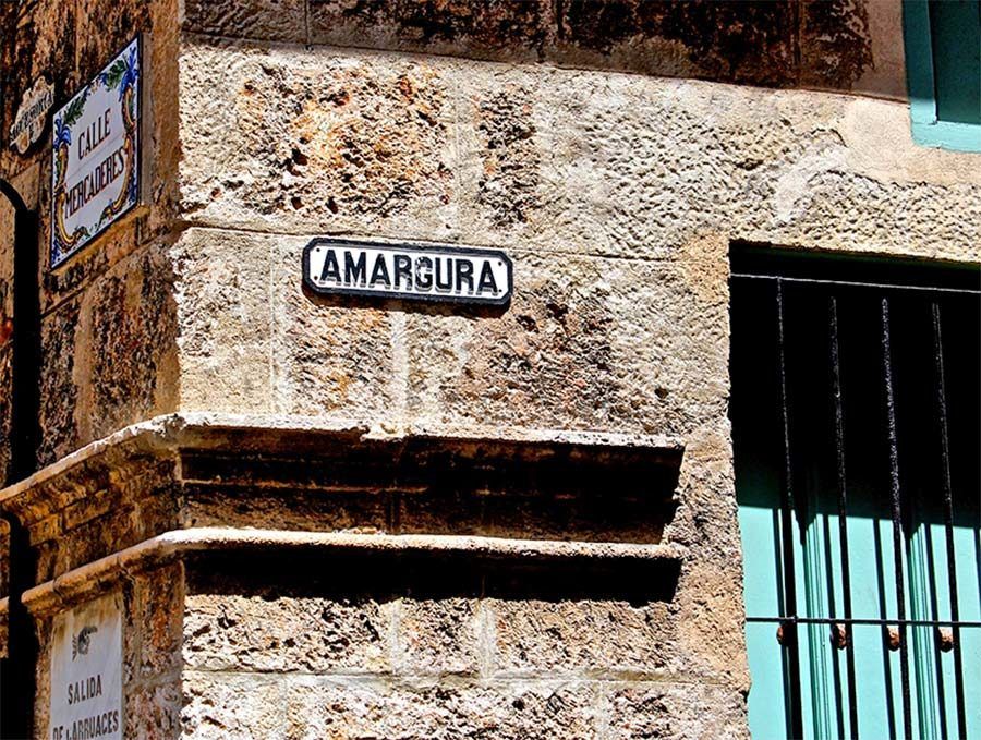 Esquina de las calles Amargura y Mercaderes. La Habana Vieja. 