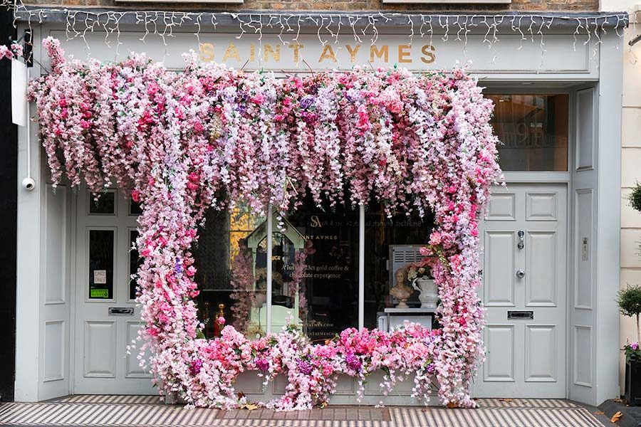fachada con flores de la tienda Saint Aymes un lugar ideal para ir de compras en londres