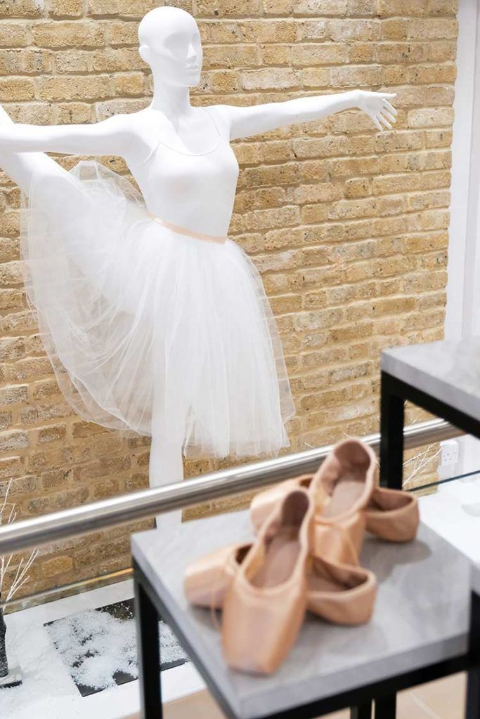 maniquí de una bailarina con unas zapatillas en la tienda bloch de londres