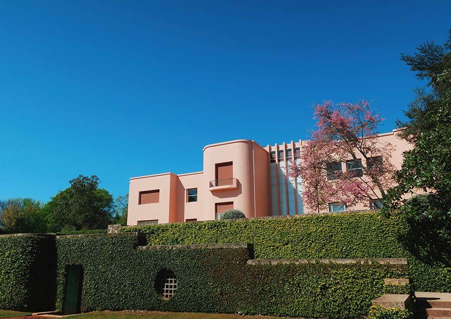 Además del museo y el parque, no olvides visitar la Villa Serralve, un ejemplo de Art Déco de los años 30.
