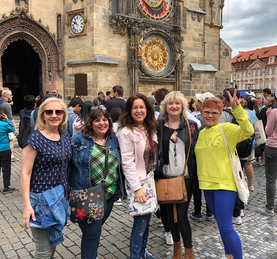 Grupo de viajeras en Praga.