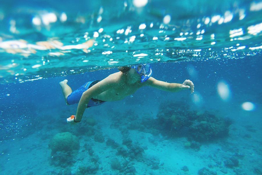 Un niño practica snorkel en Menorca, el primer paso para un bautismo de buceo