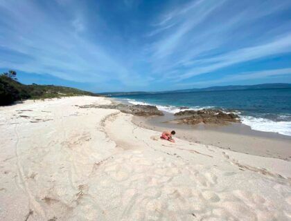 Preciosa playa de arena blanca de la isla de Ons, en Galicia