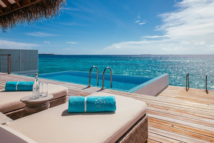 Romantica piscina de un hotel en Maldivas