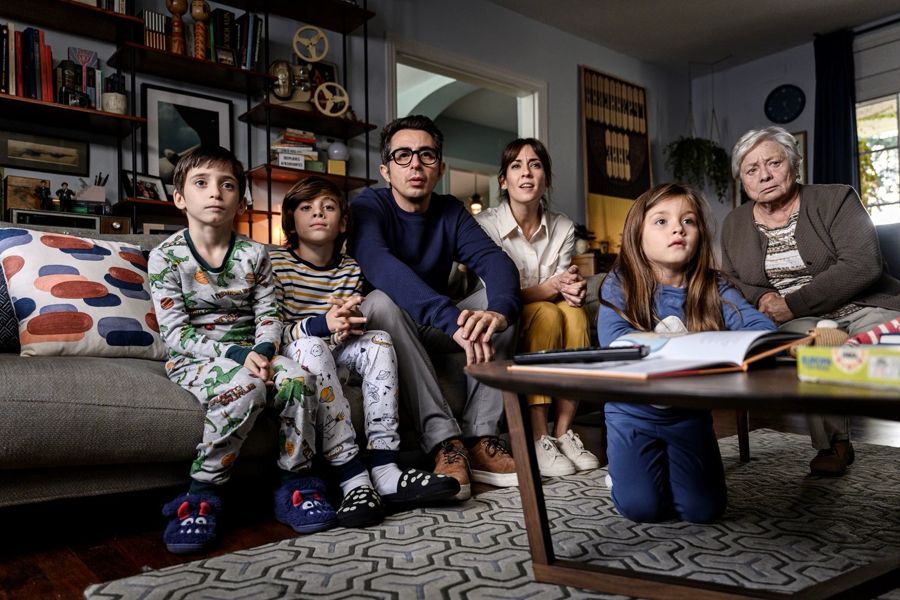 Berto Romero con su familia de ficción en 'Mira lo que has hecho'.