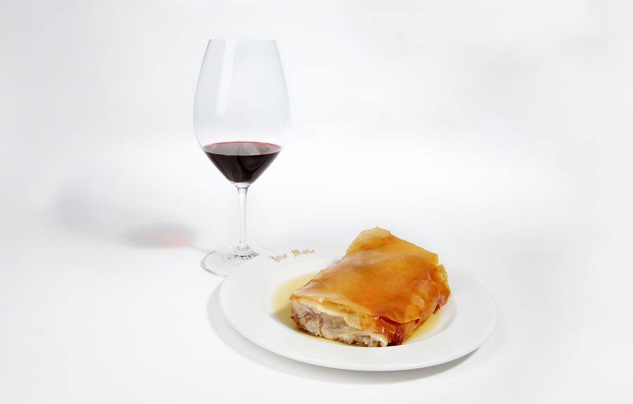 Cochinillo deshuesado y vino Pago de Carraovejas del restaurante José María (Segovia).