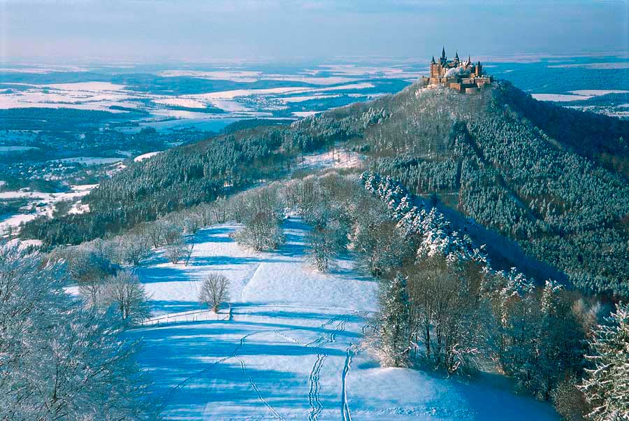 Pasear en los alrededores del castillo de Hohenzollern es una de las experiencias navideñas en Alemania que no puedes perderte