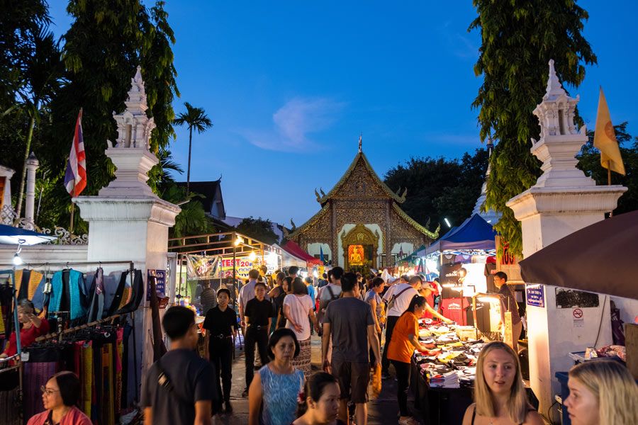mercado nocturno domingo en Chiang Mai