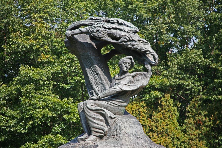 escultura de chopin en Varsovia