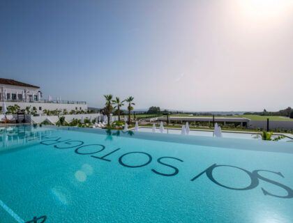 Una de las piscinas del hotel SO Sotogrande.