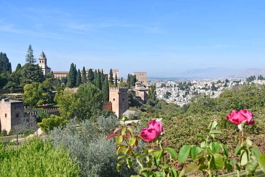 La Alhambra vista desde los jardines del Generalife.