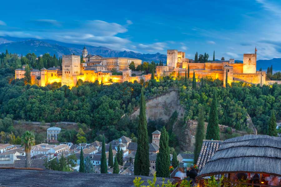 Vista al atardecer de la Alhambra desde el Albaicín. 