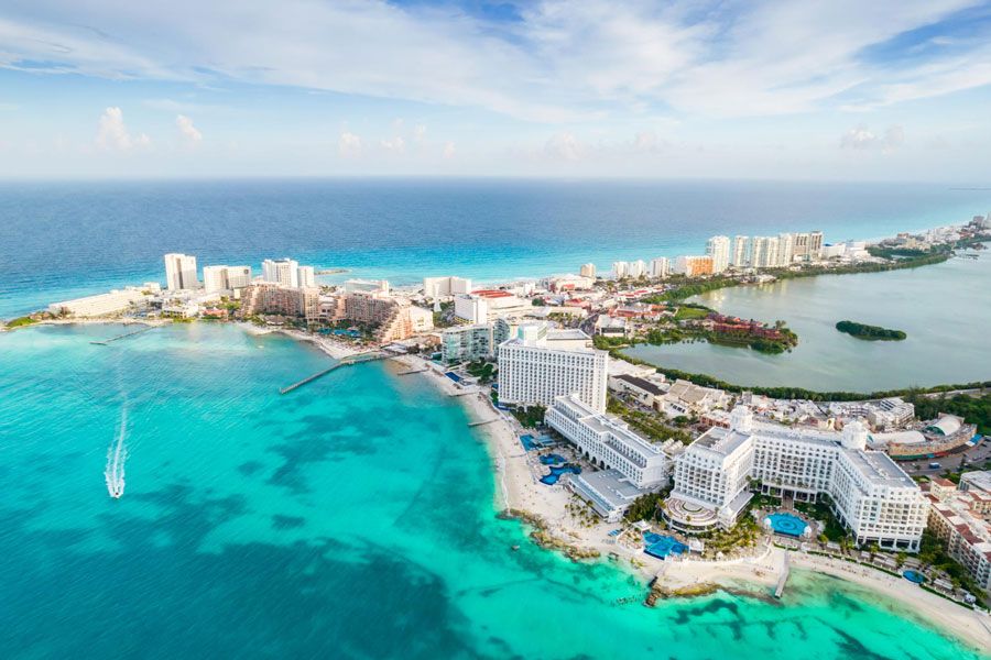 Vista aérea de algunos hoteles de Cancún. 
