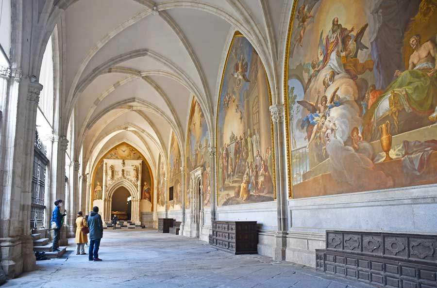 Claustro de la catedral de Toledo con pinturas al fresco alrededor