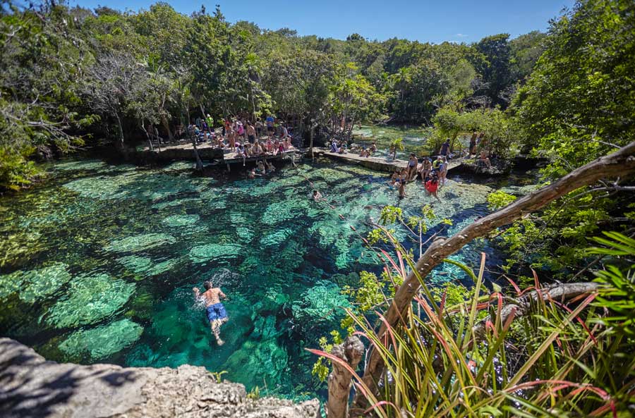 Cenote Azul en la Riviera Maya. 