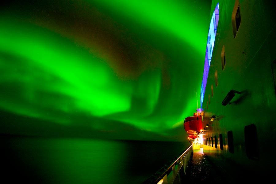 Desde el propio barco Hurtigruten se pueden admirar bellísimas auroras boreales