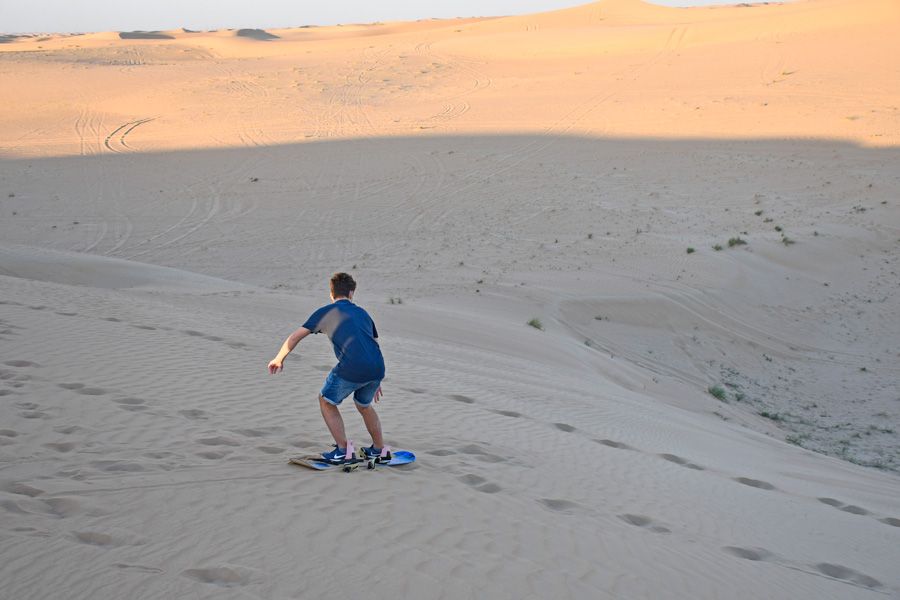 Snowboard sobre la arena del desierto.