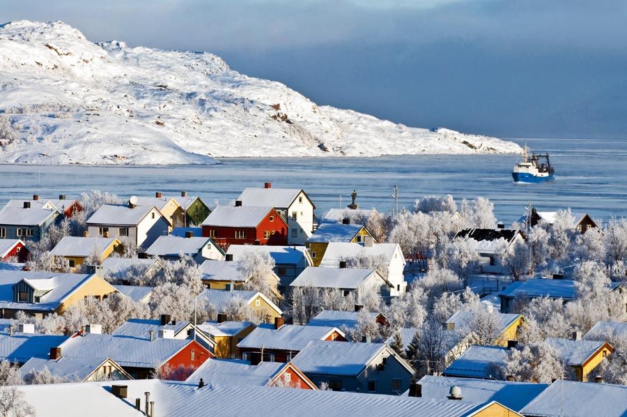 La ciudad de Kirkenes con las casas nevadas