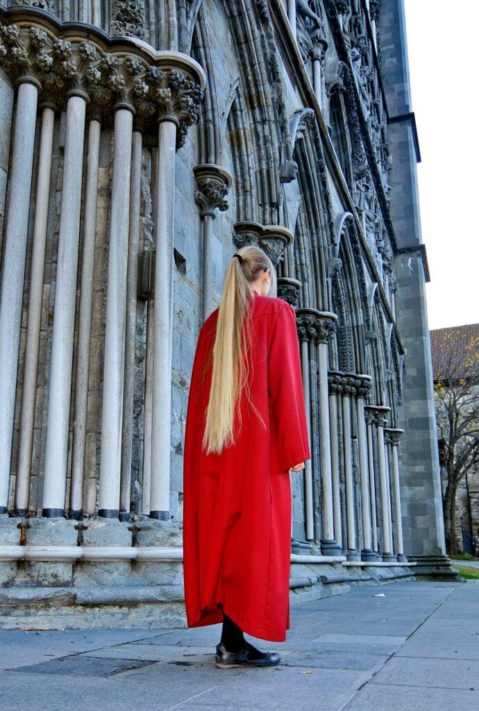 Mujer junto a la Catedral de Nidaros, en Trondheim.
