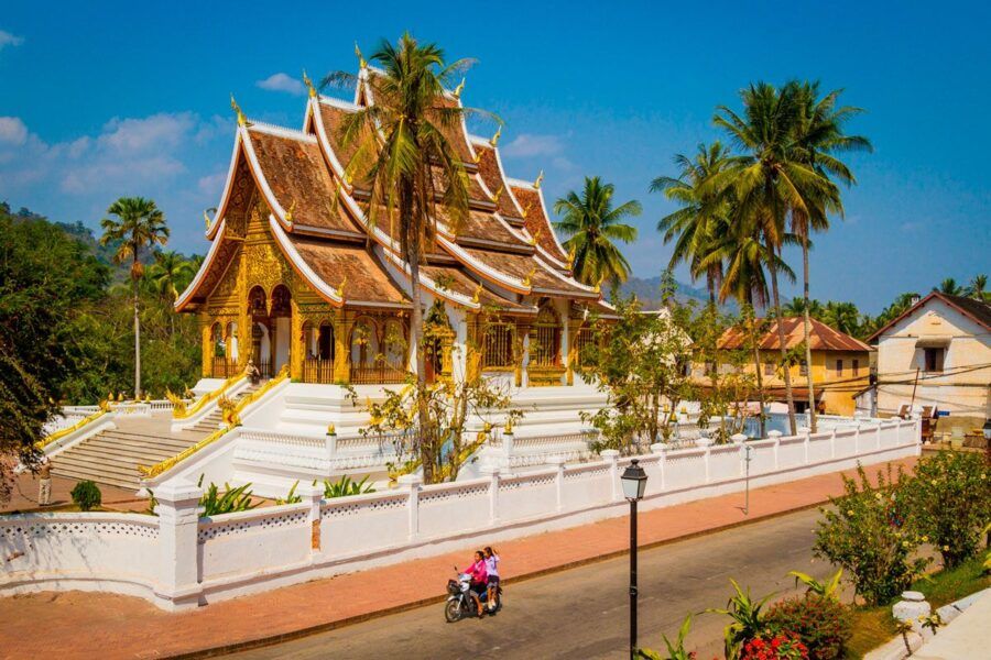 Templo en Luang Prabang en Laos un destino de viajes de novios originales 