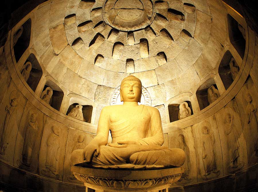 Buda Sakyamuni, en la gruta Sokkuram de Kyeongju, en Corea del Sur. 