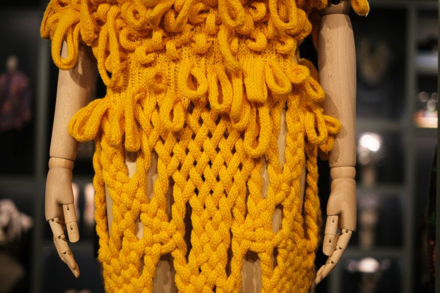 vestido de lana amarillo del Museo de la Moda y el Textil