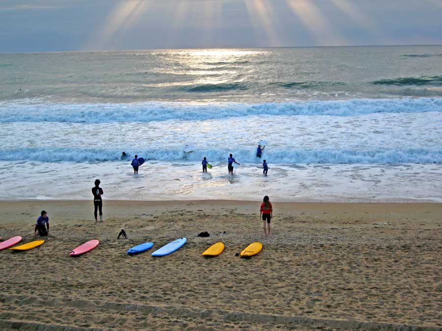 Clase de surf al atardecer en la playa de Biarritz