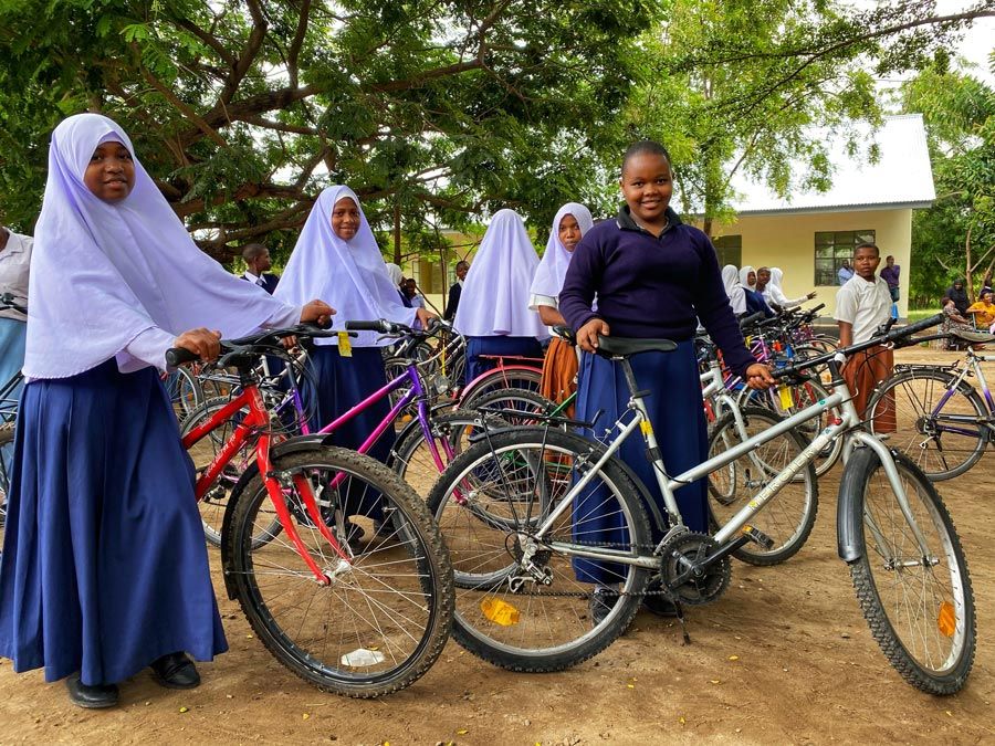 niñas con sus velos en tanzania sonríen con sus bicicletas