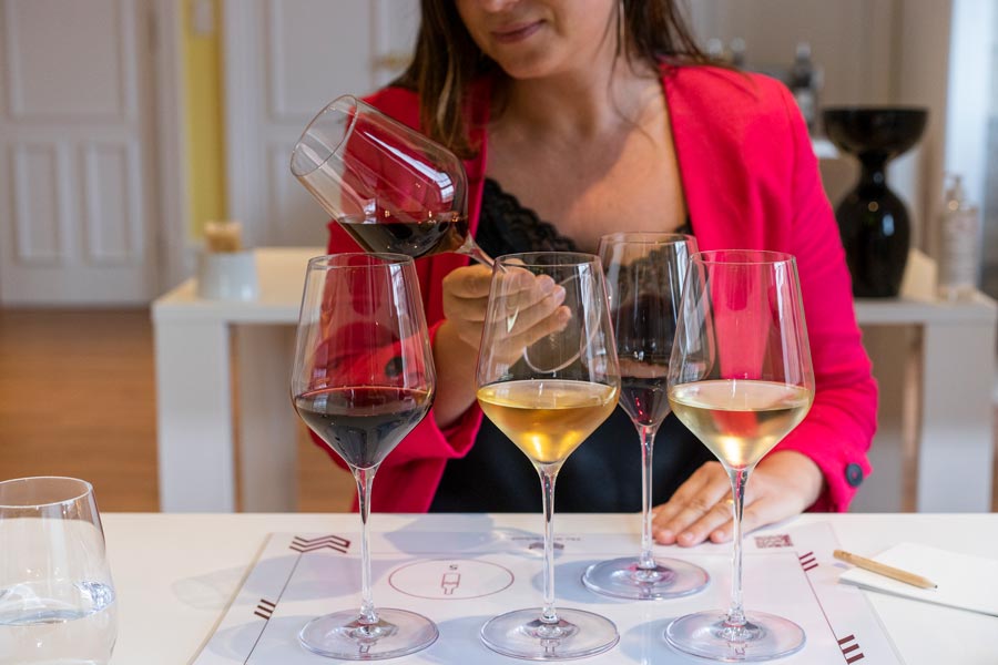 mujer con cinco copas de vino en un taller de cata en WOW Oporto