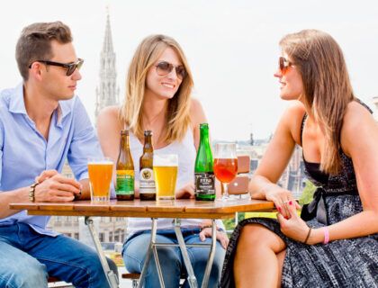 tres jovenes beben cerveza en bruselas