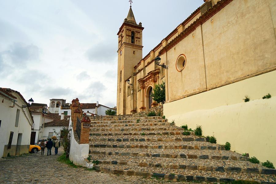 escalinata e iglesia de San Juan Bautista en Linares de la Sierra