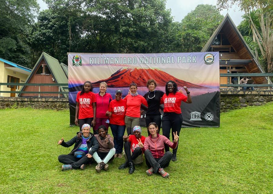 mujeres españolas y tanzanas preparadas para subir al kilimanjaro