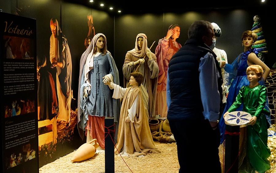 imagenes de personas de un belen en el museo de la primera navidad